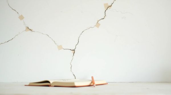 Comprendre les fissures plafond : causes et solutions efficaces