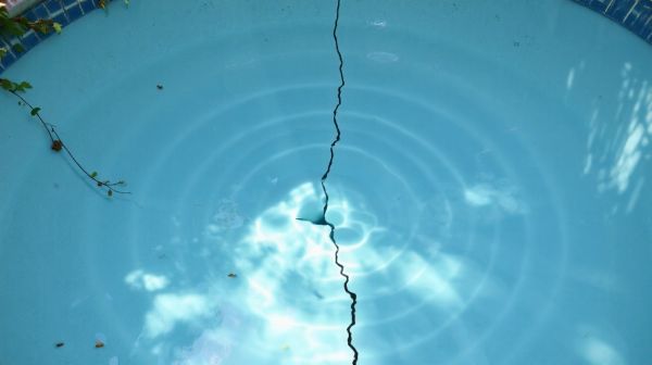 Guide complet pour restaurer votre coque de piscine fissurée