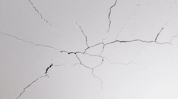 Top 5 moyens de résoudre les fissures de plafond rapidement