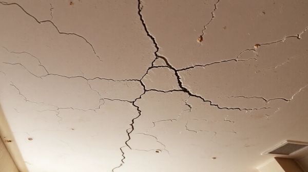 Top 5 moyens de résoudre les fissures de plafond rapidement
